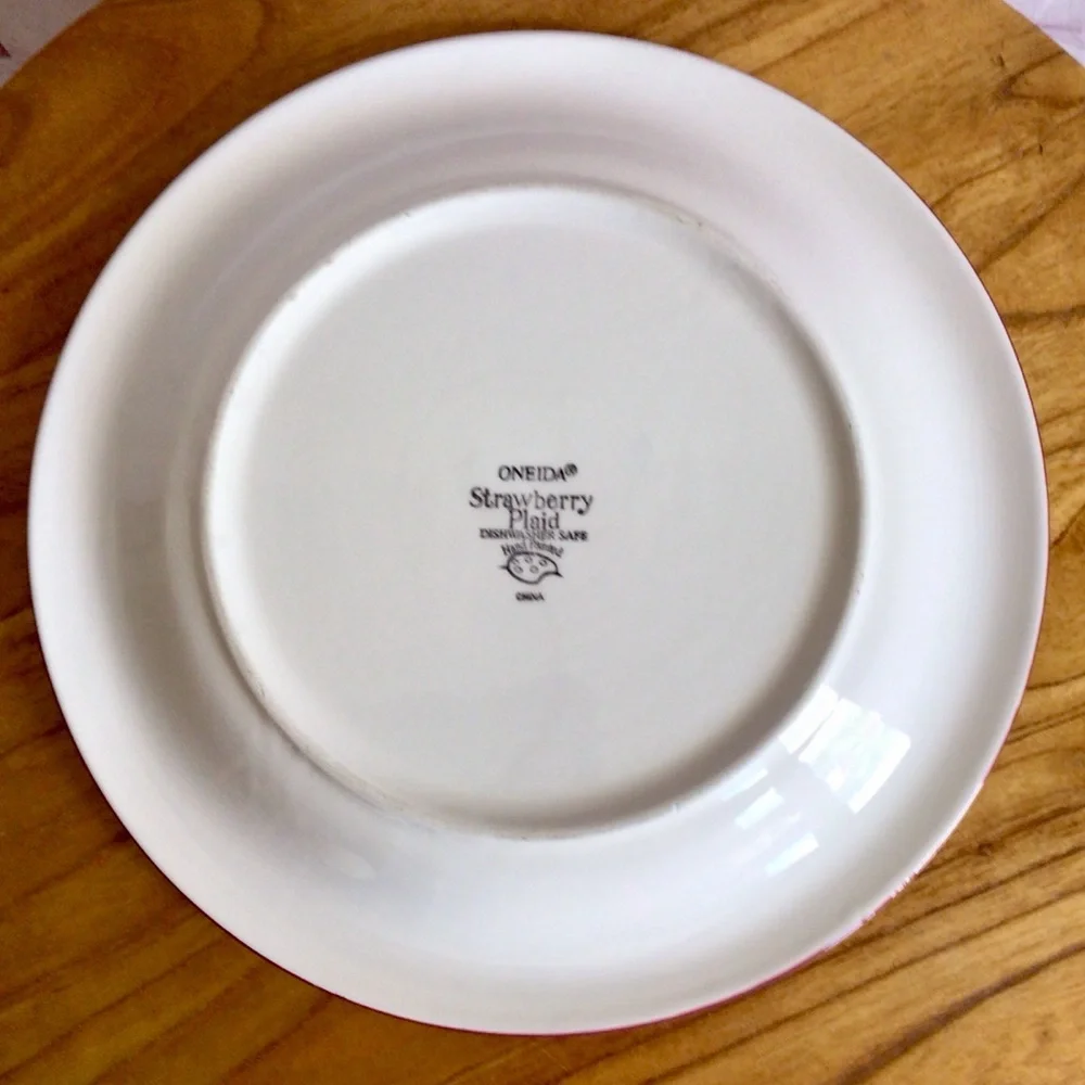 Vintage Oneida Strawberry Plaid Dinner Plates - Set of 2